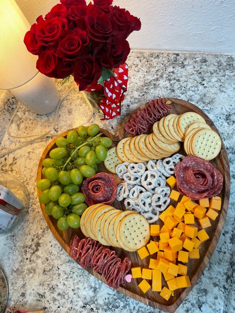 Salami Tray Ideas, Salmi Rose, Simple Charcuterie Board Snacks, Salami Rose, Charcuterie Meats, Valentines Snacks, Genoa Salami, Health Dinner, Rosé Aesthetic