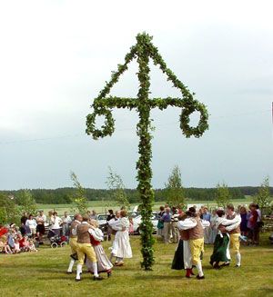 Glad Midsommar/Happy Midsummer Midsummer Wedding, Solstice Party, Kingdom Of Sweden, Summer Christmas, Festivals Around The World, Scandinavian Countries, Summer Festivals, Family Roots, Beltane