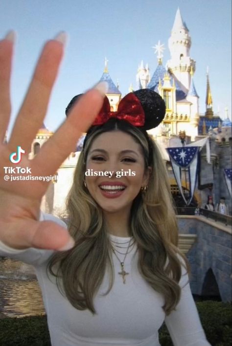 Disneyland Picture Ideas Instagram, Disney World Instagram Pictures, Magic Kingdom Instagram Pictures, Disney World Aesthetic Instagram, Disneyland Paris Pink Aesthetic, Miami Orlando, Disney Outfits Women, Disney Paris, Disney Photo Ideas