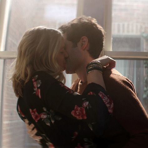 Elizabeth Lail You, Elizabeth Lail Gif, Guinevere Beck, Perfect Couple Pictures, Gif Couple, Joe Goldberg, Elizabeth Lail, Romantic Couple Kissing, Penn Badgley