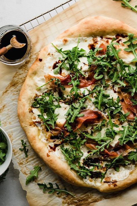 Fall Pizza Recipes, Pizza With Fresh Mozzarella, Prosciutto Arugula Pizza, Arugula Prosciutto, Fall Pizza, Arugula Pizza, White Pizza Recipes, Pizza Life, Prosciutto Pizza