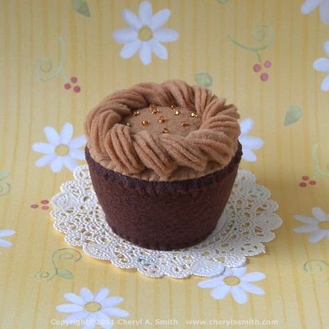 cupcake pincushion Cupcake Pincushion, Felt Food Diy, Felt Food Patterns, Felt Cupcakes, Felt Cake, Caramel Frosting, Felt Play Food, Pretend Food, Toy Food