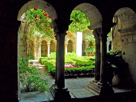 Cloister Garden, Green Academia Aesthetic, Green Academia, World Images, Dream House Rooms, French Garden, Academia Aesthetic, Vincent Van, Garden Crafts