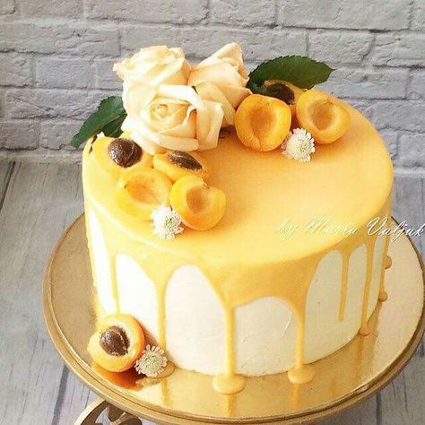 Drippy Cakes, Album Wedding, Chocolate Fondant, Yellow Cake, Just Cakes, Occasion Cakes, Drip Cakes, Fancy Cakes, Food Cakes