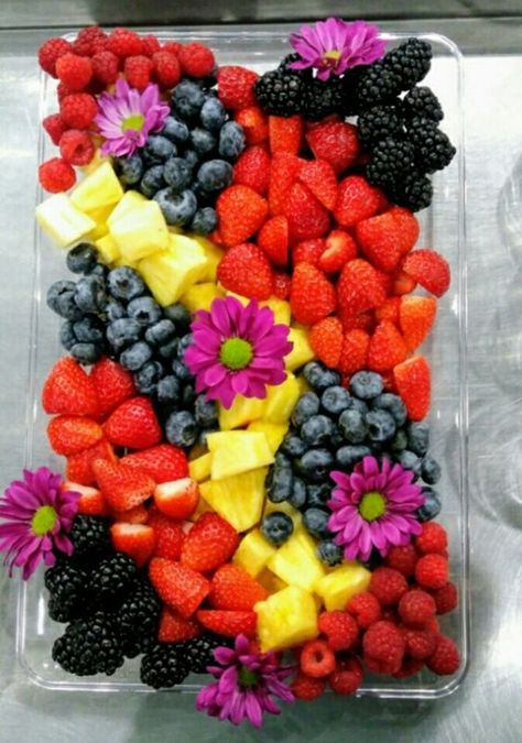 Extraordinary-Food-Presentation-Ideas Fruit Platters Display Trays, Berry Fruit Platter, Berry Tray Ideas, Berry Platter Ideas, Fruits Tray Ideas, Fruit Tray Birthday Party, Birthday Fruit Tray, Fruit Trays For Party, Fruit Platter Wedding