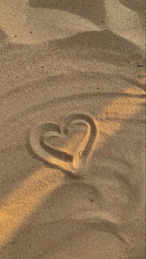 Drawings in the sand Summer Love Aesthetic Wallpaper, Beach Sand Drawing, Beach Sand Wallpaper, Beach Sand Aesthetic, Summer Love Couples, Iphone Wallpaper Summer, Sand Aesthetic, Sand Wallpaper, Sand Drawing