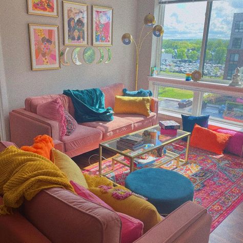 Gabrielle💐 on Instagram: “I just took this bomb picture of my living room, so I wanted to share it 🥺💕” School Apartment, College Living Rooms, Eclectic Minimalist, Retro Apartment, Funky Living Rooms, Girl Apartment Decor, Funky House, College Apartment Living Room, Cosy Interior