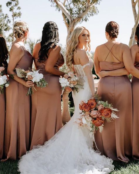 Rust Wedding Theme, Roses Wedding Theme, Rust Wedding Color, Rose Wedding Theme, Rust Wedding, Earthy Elegance, Wedding Theme Ideas, Bridesmaids Bouquet, Wedding Invitations Romantic