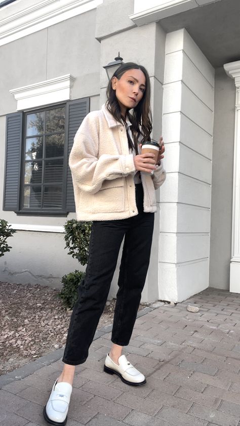 This super cute teddy jacket outfit, white teddy jacket or cream teddy jacket with black mom jeans and white loafers. White Teddy Jacket Outfit, Black Teddy Jacket Outfit, White Loafers Outfit Women, Cream Jacket Outfit, White Loafers Outfit, Teddy Jacket Outfit, Shirt Jacket Outfit, Sherpa Shirt Jacket, Cropped Jacket Outfit