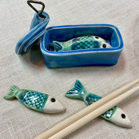 Clay Fish Diy, Diy Chopstick Holder, Diy Ceramic Gifts, Clay Chopstick Holder, Fish Clay, Fish Pottery, Fish Ceramic, Clay Fish, Tanah Liat