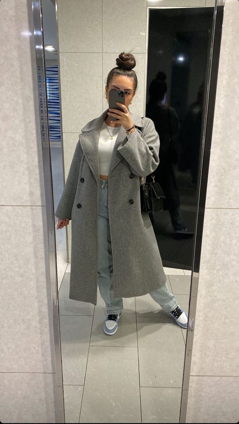 Grey Gucci Scarf Outfit, Grey Long Jacket Outfit, Gray Coat Outfit Casual, Gray Trench Coat Outfit, Zara Drip Winter, Grey Trench Coat Outfit, Outfit Vestido Largo, Long Grey Coat Outfit, Grey Coat Outfit