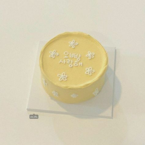 Yellow Aesthetic Cute, Korean Style Cake, Soft Yellow Aesthetic, Aesthetic Pastel Yellow, Pastel Yellow Aesthetic, Aesthetic Lemon, Marimekko Wallpaper, Yellow Aesthetic Pastel, Korean Cake