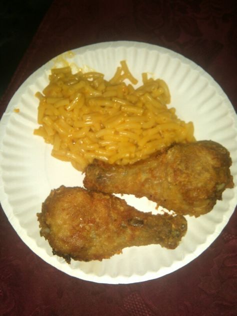 macaroni and cheese with fried chicken Chicken Macaroni And Cheese, Chicken Macaroni, Ghostface Killah, Food Therapy, Mac N Cheese, Soul Food, Aesthetic Food, Fried Chicken, Food Pictures