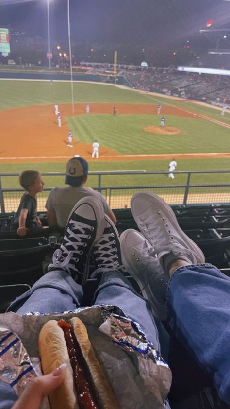 Aesthetic Baseball Game Pics, Baseball Aesthetic Pictures, Dodger Game Couple, Bp Date Baseball, Baseball Date Night, Baseball Game Insta Pics, Baseball Game Aesthetic Couple, Baseball Game Astethic, Cute Baseball Game Pictures