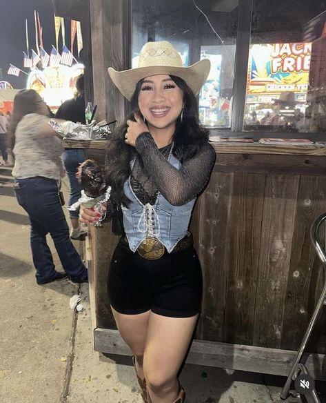 ₊˚ෆ Follow me for more 𐙚 visit my boards ₊˚ෆ Western Romper Outfit, Country Girl Outfits Black Women, Diy Cowgirl Costume For Women, Cowgirl Rodeo Outfits, All Black Cowgirl Outfit, Rodeo Outfits For Black Women, Rodeo Outfits For Women Western, Baddie Cowgirl Outfits, Buckle Bunny Outfits