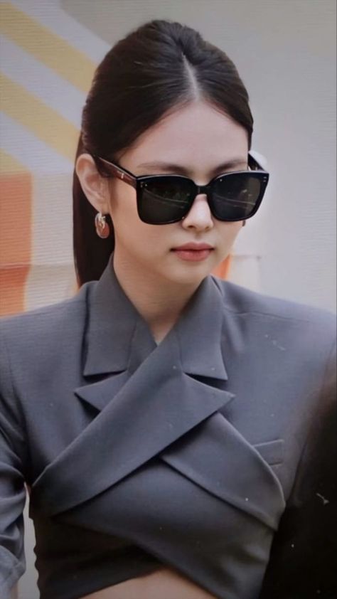 Blackpink Glasses, Jennie Glasses, Asian Lily, Korean Sunglasses, Huge Sunglasses, Emma Stone Style, Business Woman Quotes, Nature Inspired Fashion, Miss Jennie Kim