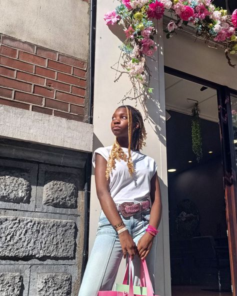 A superb outfit for a day...quite special lol💕 Bag: @juicycouture Top : @zara Pants : @hm Sneakers : @adidas #exploremore #explorepage #lookoftheday #fitcheck #fashionblogger Sneakers Adidas, Zara Pants, Fashion Blogger, Zara, Adidas, Sneakers, Pants, Trousers