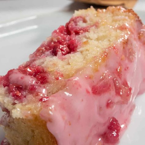 Paleo Lemon Raspberry Cake, Vegan Rasberry Deserts, Vegan Lemon Raspberry Cake, Vegan Raspberry Recipes, Lemon Recipes Vegan, Vegan Raspberry Cake, Fresh Raspberry Recipes, Vegan Lemon Drizzle Cake, Vegan Fruit Cake