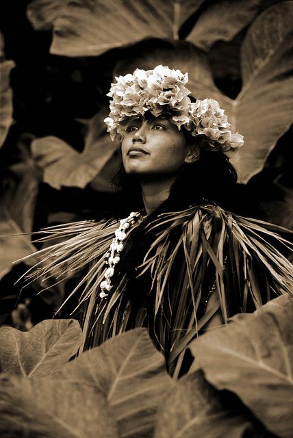 Polynesian Photoshoot, Chamorro Culture, Cultural Photography, Polynesian Women, Taro Leaves, Dancer Drawing, Hawaiian Woman, Tiare Flower, Hawaii Hula