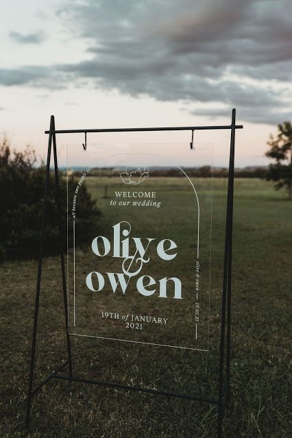 Wedding Entrance Signage, Wedding Signage Inspiration, Outdoor Wedding Signage, Outdoor Wedding Welcome Sign, Welcome Sign For Wedding Entrance, Outdoor Wedding Aisle Ideas, Wedding Signage Acrylic, Country Outdoor Wedding, Modern Outdoor Wedding