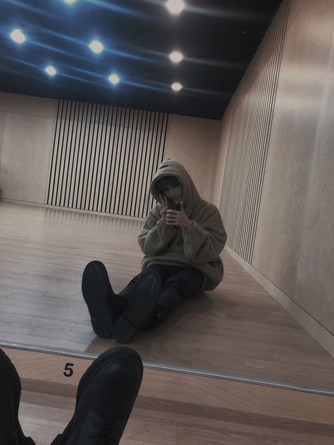 #beomgyu #txt #txtbighit #bighit #aesthetic #kpop Tomorrow X Together, Boyfriend Material, Leather Pants, The Story, Wattpad, Mirror Selfie, Mirror, Memes, Twitter