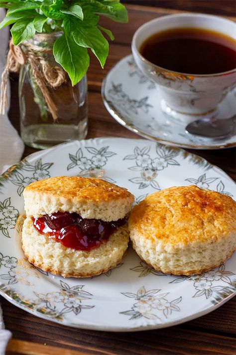 Scones English Traditional, English Tea Scones, English Scones Recipe, English Scone, English Biscuits, English Scones, Scones Recipe Easy, Homemade Scones, Scones Easy