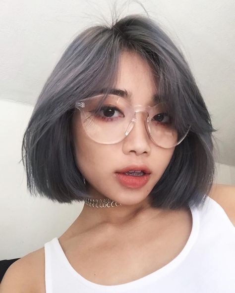 grey coloured bob hairstyle Fesyen Rambut, Short Grey Hair, Latest Short Hairstyles, 짧은 머리, Hairstyles For Round Faces, Curly Hair Cuts, Grunge Hair, Short Bob Hairstyles, Gray Hair