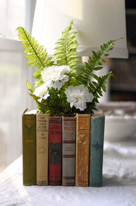 Book Flower Arrangement, Book Vases, Book Vase, Book Centerpieces, Rustic Outfits, Old Book Crafts, Book Craft, Spiritual Things, Book Diy