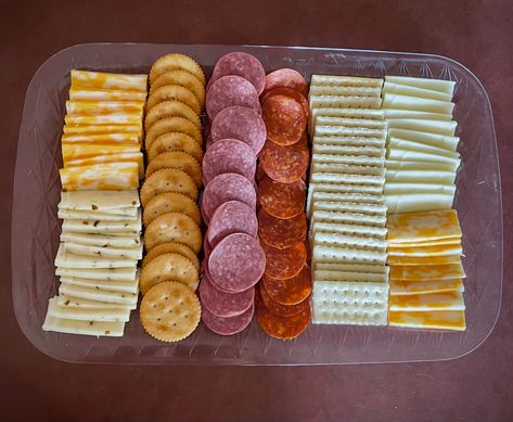 cheese and cracker board Simple Cheese And Cracker Tray, Birthday Potluck Ideas, Meeting Snacks, Cheese And Cracker Board, Church Snacks, Cracker Board, Cheese And Cracker Platter, Tray Aesthetic, Cheese And Cracker Tray