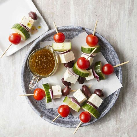 Greek Salad Skewers Salad Skewers, Mediterranean Appetizers, Cucumber Appetizers, Vegetable Appetizers, Skewer Recipes, Cauliflower Bites, Dinner Appetizers, Finger Food Appetizers, Christmas Appetizers