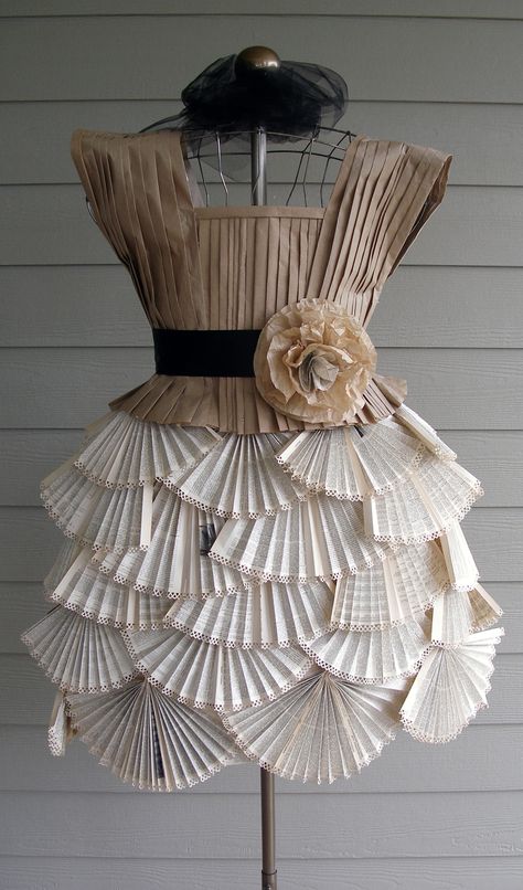 Paper Dress made from old book pages and packaging materials Mannequin Ideas, Manila Paper, Paper Clothing, Newspaper Dress, Costume Carnaval, Paper Clothes, Recycled Dress, Paper Fashion, Paper Dress