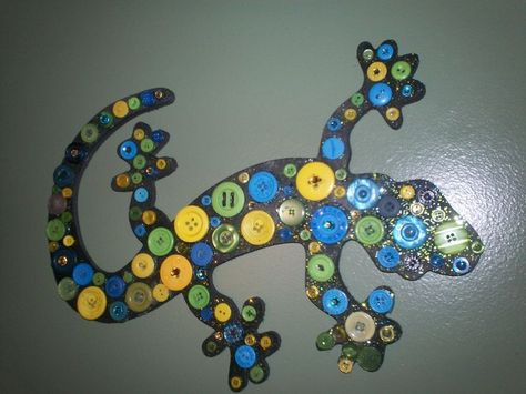 Weird Animals VBS Crafts | Lizard button craft - cut out of cardstock, painted + glitter, then ... Salamander Craft, Snake Wedding, Amphibians Activities, Lizard Craft, Letter L Crafts, Button Crafts For Kids, Monumental Vbs, Cave Quest Vbs, Jungle Vbs