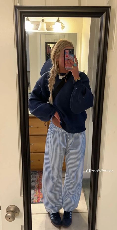 Fall Sheek Outfits, Lennon Pants Outfit, College Outfit Comfy, August 2024 Outfits, How To Style A White Tee, Casual Class Outfit, Street Style Aesthetic Women, Ucla Game Day, Jean Cargos Outfits