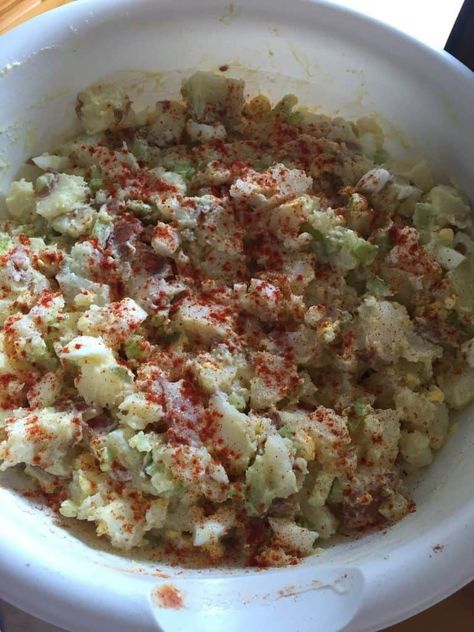 Texas Style Potato Salad recipe is sure to wow your guests at your next BBQ or potluck. It's easy to make and delicious.Growing up in Texas means that we are super picky about our potato salad. We basically can't even bring ourselves to eat store bought potato Dill Potatoes, Easy Bbq Chicken, Tomato Cucumber Salad, Turtle Cookies, Cream Salad, Salad Appetizer, Bbq Chicken Recipes, Gratin Dish, Tomato Cucumber