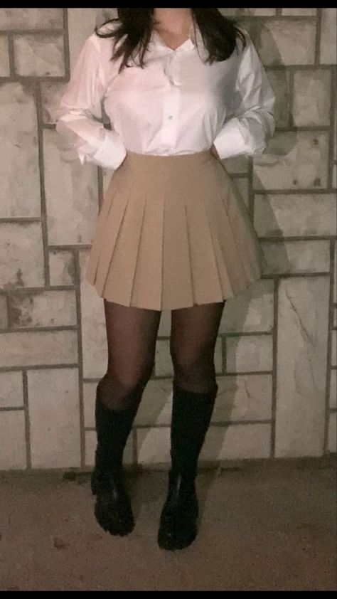 Light brown Outfits With A Brown Skirt, Formal Beige Outfit, Tan Skirt Outfit Winter, Outfit With Beige Skirt, Outfits With Beige Skirt, Khaki Skirt School Uniform Outfit, Outfits With Khaki Skirt, Plade Skirt Outfit Fall, Faldas Beige Outfit