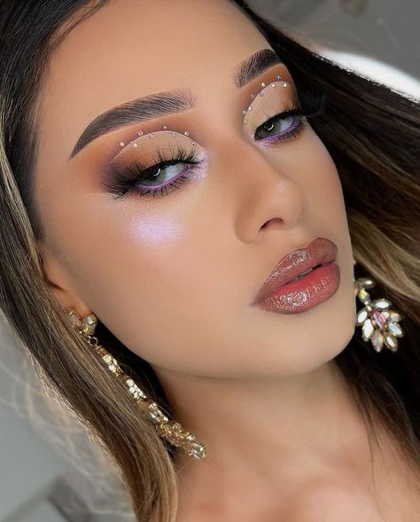 Denise Castillo on Instagram: “🤎👜 @lurellacosmetics 👜Gloss | Thirsty 👜Highlight | Smell the lavender 👜Discount | Denise @carabella_beauty 👜 Magnetic Lashes from…” Makeup Looks For New Years Eve, Social Glam Makeup, Lila Make-up, Maquillage Yeux Cut Crease, Makeup Ojos, Ideas De Maquillaje Natural, Classy Makeup, Rhinestone Makeup, Rave Makeup