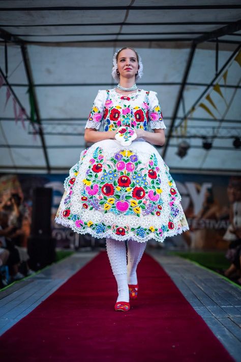 🌷 Cifra pamukos kalocsai viselet 🌷 Hungarian Costume Traditional Clothes, Hungarian Folk Dress, Hungarian Clothing, Slavic Clothing, Celtic Dress, Folk Dress, Hungarian Embroidery, Puff Dress, National Dress