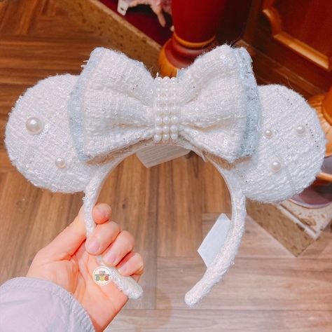 Exclusive Minnie Mouse Tweed & Pearl Headband is released at Shanghai Disney Resort Today~!! Size: Free Disney Ears Christmas, Cute Disney Ears, Cute Mickey Ears, Mini Mouse Ears, Disney Fits, Diy Disney Ears, Disneyland Ears, Diy Mickey Ears, Theme Park Outfits