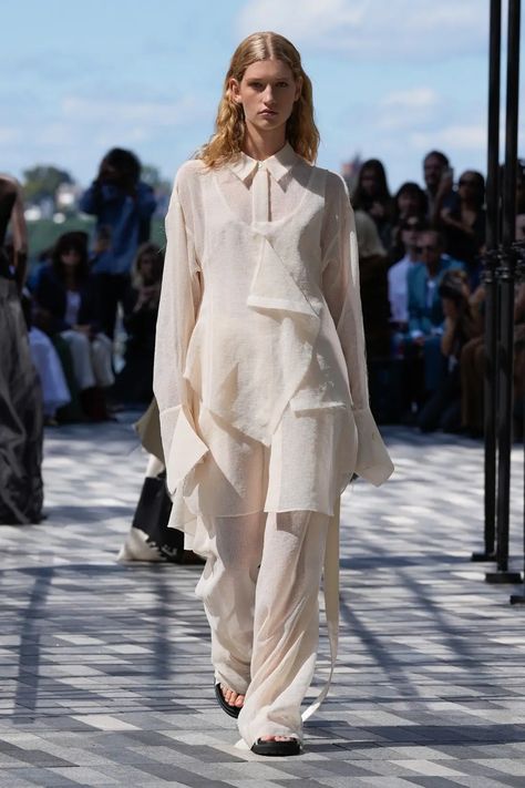 Jason Wu Collection Spring/Summer 2025 - New York Fashion Week - fashionotography Androgynous Outfits, Androgynous Style, Tom Boy, Grand Place, Summer 2025, Androgynous Fashion, Jason Wu, Fall 2023, New York Fashion Week