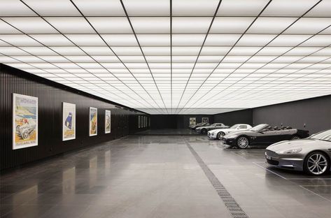 This Garage Is Modeled and Influenced by 'The Dark Knight' Skjulte Rum, Mansion Homes, Garage Boden, Garage Design Interior, Luxury Car Garage, Underground Garage, Panic Rooms, Cool Garages, Pelan Rumah