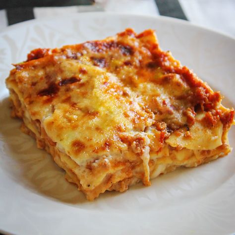 Easy Beef Lasagna Recipe: Creamy and Delicious Lasagna Recipe Beef, Pasta White Sauce, Lasagna With White Sauce, White Lasagna Recipe, White Sauce Lasagna, Beef Lasagna Recipe, White Lasagna, Beef Sauce, White Sauce Recipes