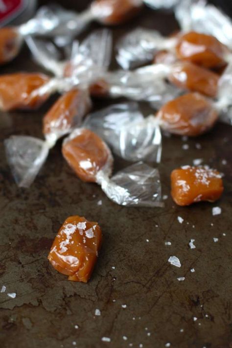 Sea Salt Caramels, Brown Sugar Recipes, Homemade Food Gifts, Homemade Bread Easy, Candy Recipes Homemade, Sea Salt Caramel, Caramel Candy, Homemade Caramel, Homemade Candies