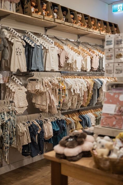 Thrift Business, Clothing Shop Interiors, Childrens Boutique Ideas, Clothing Store Interior Design, Baby Store Display, Kids Clothing Store Design, Ideas Negocios, Tor Design, Baby Fan