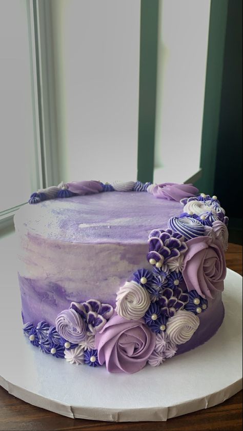 Purple Rose Cake Birthday, Purple Colour Cake Designs, Purple Flower Cake Ideas, Purple Colour Cake, Lavender Color Cake, Purple Floral Cake, Purple Flower Cake, Lavender Colour Cake, Purple Bday Cake