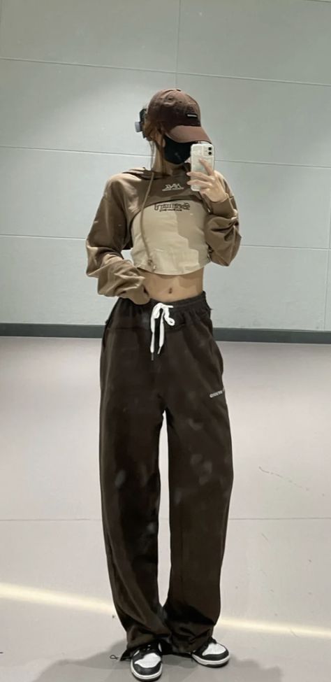 Brown Sweatpants Outfits Street Styles, Outfits With Sweatpants Winter, Brown Sweatpants Outfits, Sweatpants Outfit Street Styles, Korean Tomboy, Brown Sweatpants, Acubi Fashion, Sweatpants Outfits, Sweatpants Outfit