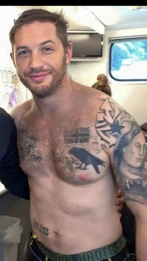 Tom Hardy Body, Tom Hardy Shirtless, Tom Hardy Tattoos, George Newbern, Happy Trail, Tom Hardy Actor, Tom Hardy Legend, Eddie Brock Venom, Chest Tattoo Men