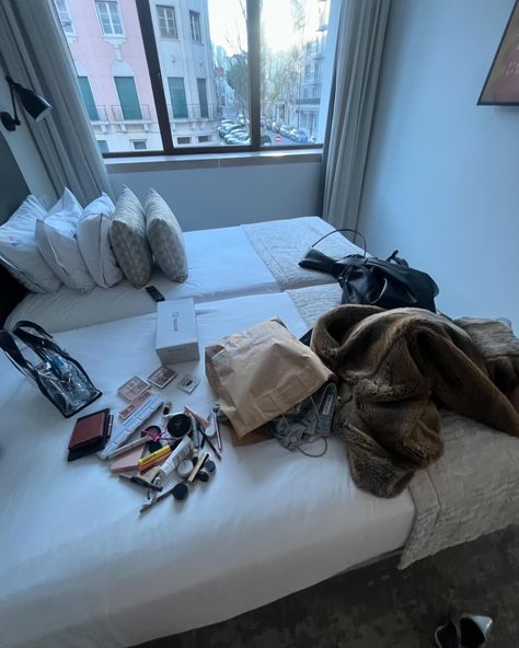 3 girl, a digital camera and a lotttt of makeup in a hotel room. Name a better night plan. 3 Girl, Girl A, Hotel Room, Hotels Room, Digital Camera, Good Night, Florida, Hotel, How To Plan