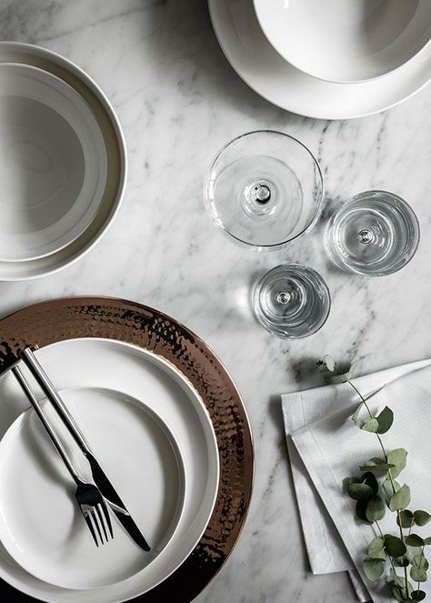 Generous white plates, hammered copper and marble work in perfect harmony to create this striking winter dining table idea. Finish with clean white linens and sprigs of eucalyptus. White Marble Table Dining, Winter Dining Table, Dinning Table Set, White Linens, Copper And Marble, White Marble Table, Kitchen Lounge, White Dinnerware, Table Set Up