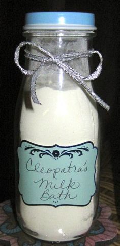 DIY: Cleopatra's Milk Bath 2 cups Whole powdered milk 1/2 cup Cornstarch 1/4 cup Baking soda 5 drops of Rose Absolute Oil Mix in a blender and put into a gorgeous jar of your own! Diy Cleopatra, Milk Bath Diy, Diy Beauty Blender, Milk Bath Recipe, Beauty Blender Cleaner, Cleopatra Beauty Secrets, Bath Milk, Bath Recipes, Bathing Beauty