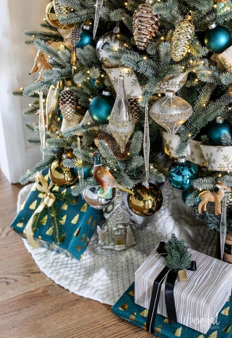 Christmas Lights Outside Tree, Christmas Tree Woodland, Turquoise Christmas Decor, Teal Christmas Tree, Turquoise Christmas Tree, Peacock Christmas Tree, Glam Christmas Tree, Lights Outside, Christmas Tree Decor Ideas